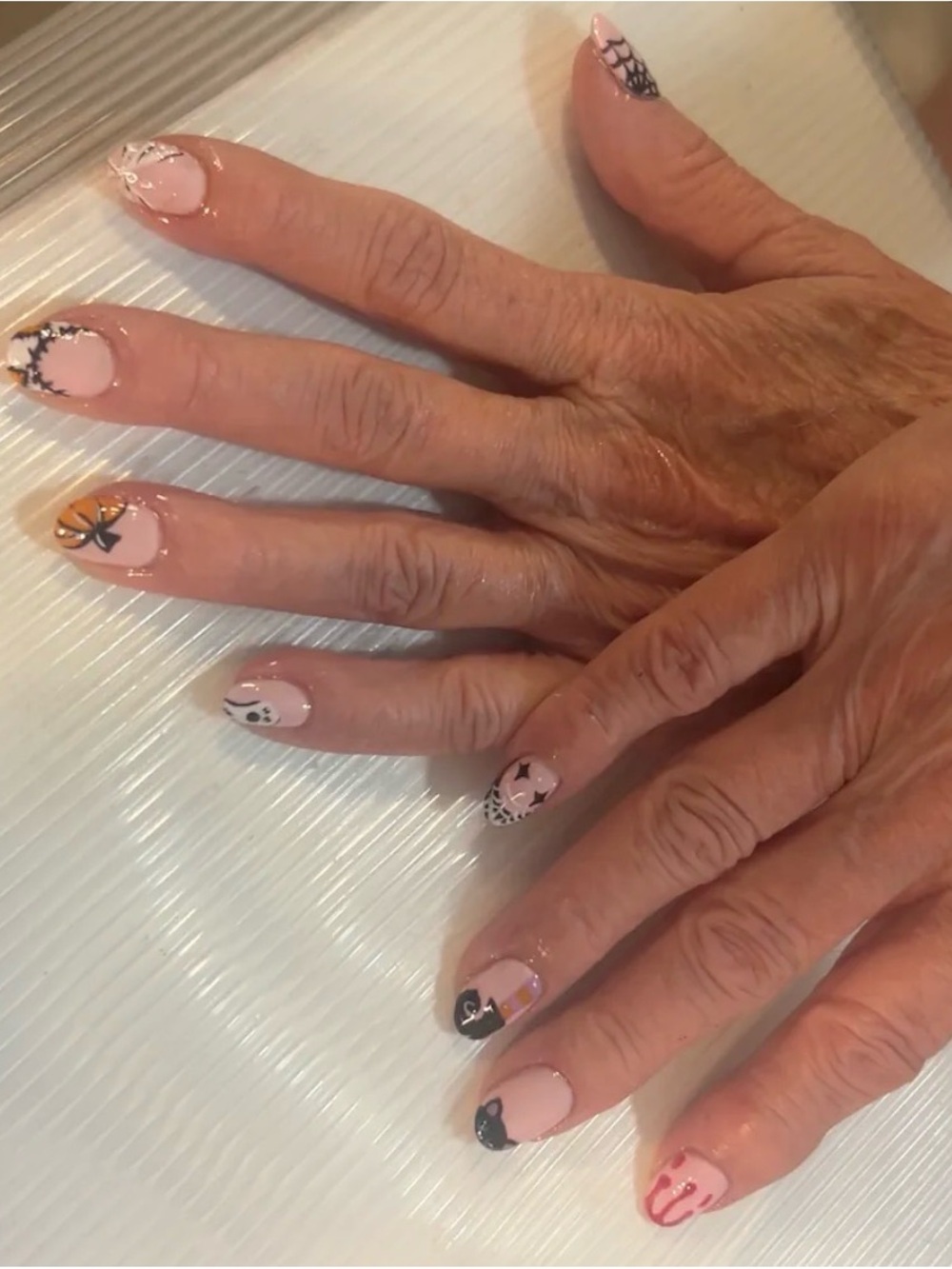 Custom Press-On Nails Sign - Pink Text Graphic - Picture 5 of 6